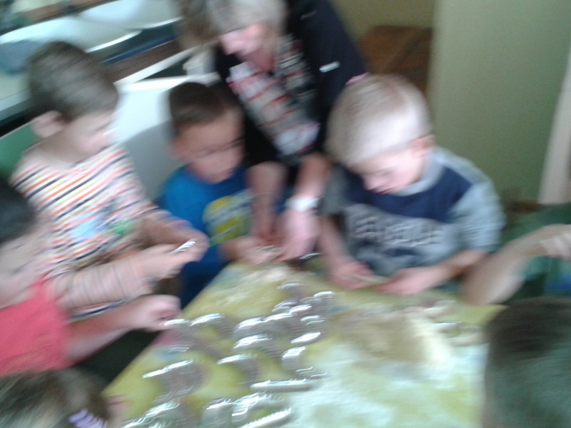 Pečieme vianočné pečivo Každoročne pred Vianocami naše pani učiteľky a žiaci pečú vianočné pečivo pre svojich rodičov a starých rodičov, ktorí k nám následne zavítajú na Posedenie pri punči a Vianočné trhy.